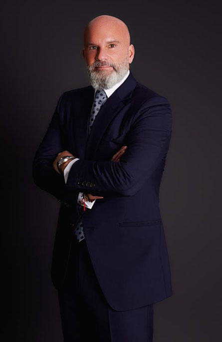 Gustavo Mirabal en traje azul, sin controversias